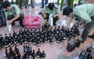 Xe tải chứa gần 2000 chai rượu ngoại “ngụy trang” trong túi nilon