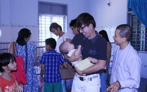 Long Nhật về quê làm từ thiện