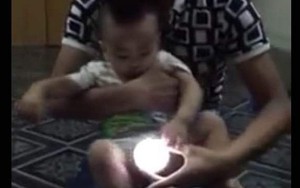 Tranh cãi bé 1 tuổi làm phát sáng bóng đèn ở Thanh Hóa