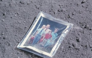 Bí mật trong bức ảnh gia đình tìm thấy trên… Mặt Trăng
