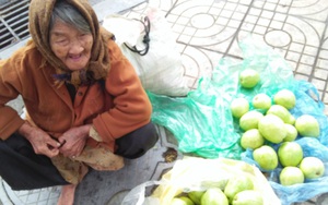 Sự thật đằng sau câu chuyện bà cụ 90 tuổi bán ổi giữa phố Hà Nội