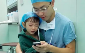 Hình ảnh bác sĩ trẻ dỗ dành bệnh nhi trước khi phẫu thuật gây bão trên mạng xã hội