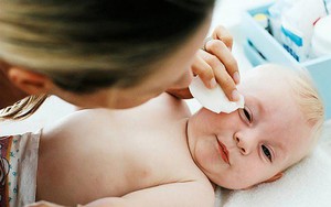 Tác hại đáng sợ khi cho trẻ sơ sinh dùng khăn giấy ướt