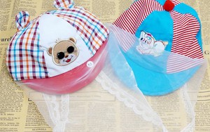 Nguy hiểm tiềm ẩn khi trùm khăn voan tránh bụi cho bé