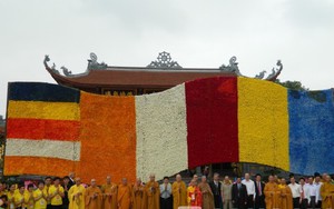 Chiêm ngưỡng cờ Phật giáo bằng hoa tươi lớn nhất thế giới ở VN