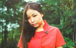 Biểu tượng sexy Kpop bị quản lý dùng vỏ chai bia cào mặt