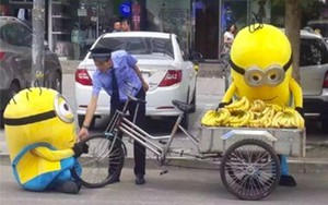 Hai chú Minion bị cảnh sát bắt khi đang đi bán chuối