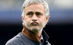 Mourinho quẫn trí, muốn nhờ vả “thù cũ”