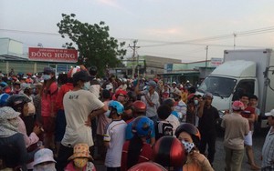 Dân mang ghế chặn xe, QL1A ùn tắc hơn 10 km