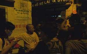 Người dân trong vụ nổ ở ngõ Thông Phong thức trắng đêm chờ về nhà