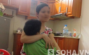 Nước mắt người mẹ có con trai ngồi gào khóc trên lan can tầng 12
