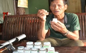 Người “nghiện” ăn cao xoa bóp