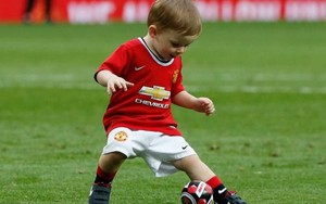 Quý tử nhà Rooney "nổ súng" trong màu áo Man United