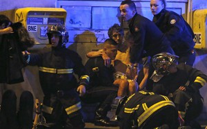 Khủng bố ở Pháp: 2 phút kinh hoàng trước 4 họng súng AK-47