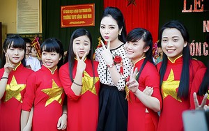 Hoa hậu Ngọc Anh được mẹ "tháp tùng" về thăm trường cũ