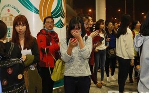 Fan Việt òa khóc khi được gặp thần tượng Hàn Quốc
