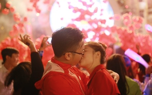 Nụ hôn "kinh điển" của cặp đôi trong đêm giao thừa