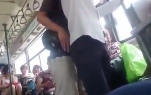Cận cảnh thủ đoạn móc túi trên xe buýt