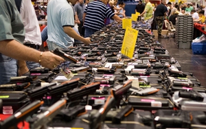 Số người đăng ký mua súng tại Mỹ tăng mạnh
