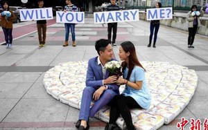 Dùng 4.500 tã giấy 'bọc' nhẫn kim cương cầu hôn bà bầu