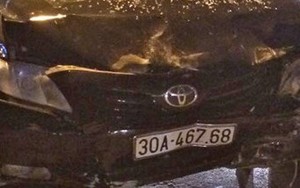 Xế hộp hất taxi bay lên vỉa hè phá hỏng cửa nhà dân