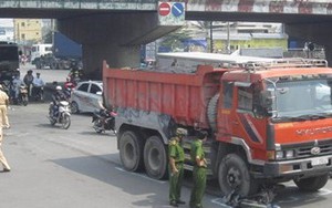 Xe ben kéo lê xe máy hàng chục mét, một phụ nữ nguy kịch