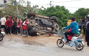 Xế hộp lộn hai vòng, biển xe găm thẳng vào gốc cây