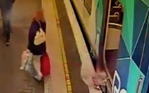 Con gái suýt bị tàu điện nghiền nát vì mẹ .... quên