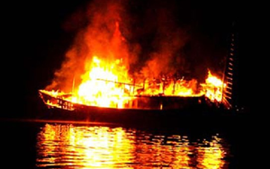 Tàu bốc cháy trên Vịnh Hạ Long, khách du lịch hốt hoảng