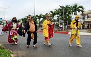 "Thầy trò Đường Tăng" xuất hiện trong đoàn đưa tang ở Bình Phước