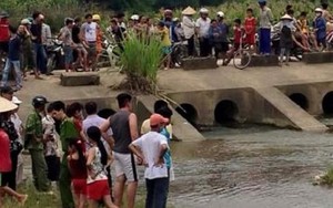 Một phần thi thể người trôi lập lờ dưới suối có dấu hiệu bị cắt lìa