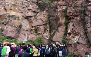 Phát hiện thi thể nam thanh niên dập nát dưới chân núi đá