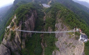"Toát mồ hôi" với cây cầu bằng kính cao nhất thế giới