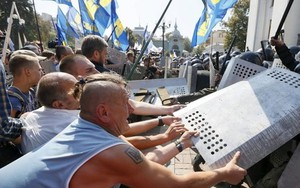 Tổng thống Ukraine bất lực dẹp loạn trong nước