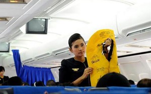 Hành khách liên tiếp xé áo phao trên máy bay Vietnam Airlines
