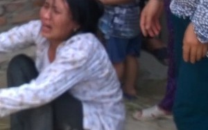 Người mẹ gào khóc gọi con trai 4 tuổi bị cuốn chìm dưới sông Mã
