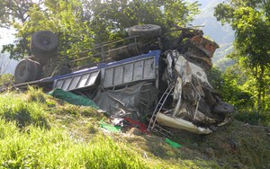 Xe tải lao xuống vực sâu, 4 người thiệt mạng tại chỗ