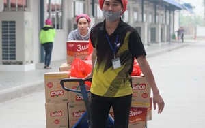 Nghi hàng giả, 8.000 công nhân đồng loạt trả lại quà Tết