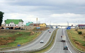 'Tham quan' Nga dỡ trộm 50 km đường xa lộ đem bán