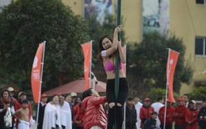 Gái xinh diện áo lót múa cột mừng năm con khỉ
