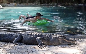 Thanh niên lầy của năm: Một mình ôm phao bơi trong hồ đầy cá sấu