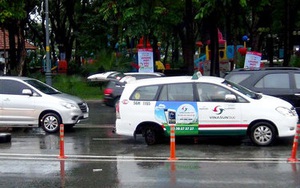 Taxi 7 chỗ rớt bánh khi đang đổ dốc cầu vượt