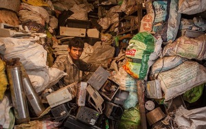Cuộc sống mưu sinh trên bãi rác thải điện tử khổng lồ ở Ấn Độ