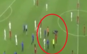 Ronaldo bất ngờ bị fan cuồng “tấn công”