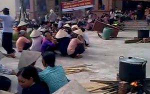 17 người dân vụ "nấu cháo trong sân ủy ban" tiếp tục hầu tòa
