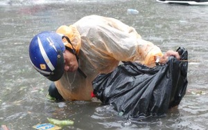 Sài Gòn mưa suốt 2 giờ, công nhân móc rác ở cống để thoát nước
