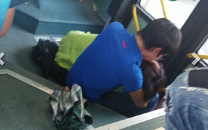Hành động quá phản cảm trước cửa xe bus của cặp đôi trẻ