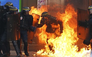 24h qua ảnh: Cảnh sát bốc cháy dữ dội sau khi trúng bom xăng