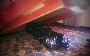 Kinh hoàng: Xác chết thối rữa dưới gầm giường khách sạn cả tuần trời mà không ai hay biết