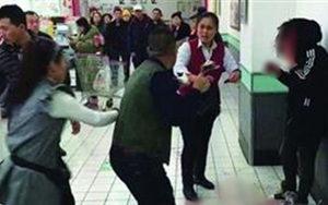 Trung Quốc: Liên mồm mắng chửi, khách hàng bị nữ thu ngân đấm vỡ mặt
